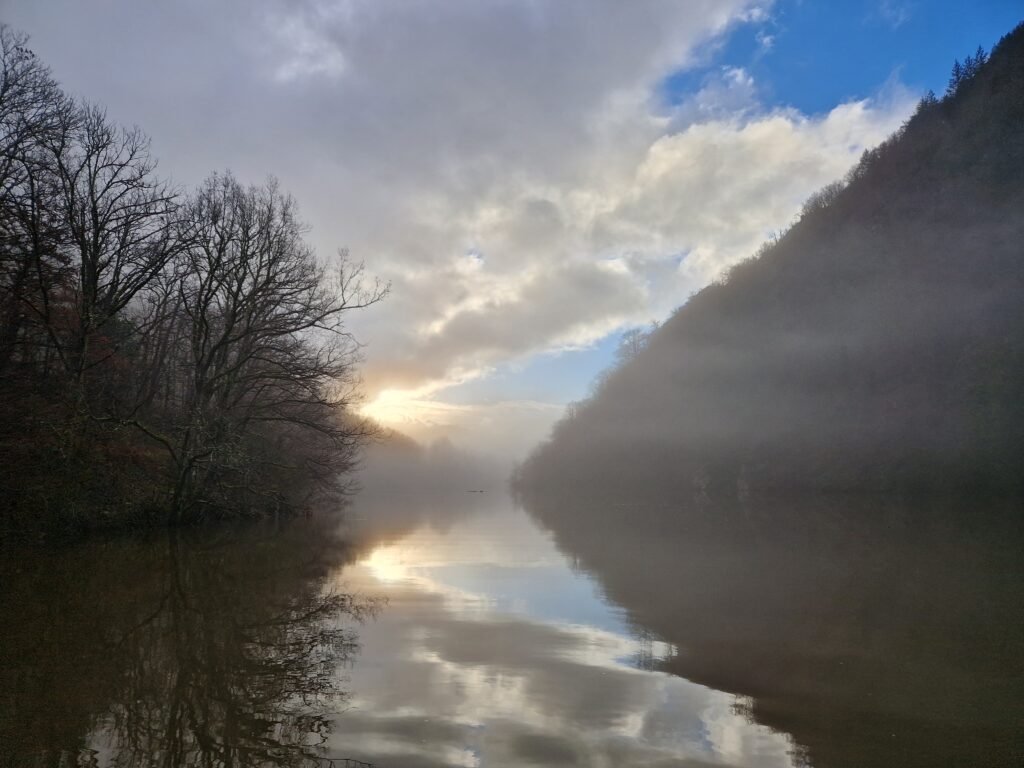 Levé du jour sur le lac de Golinhac 
